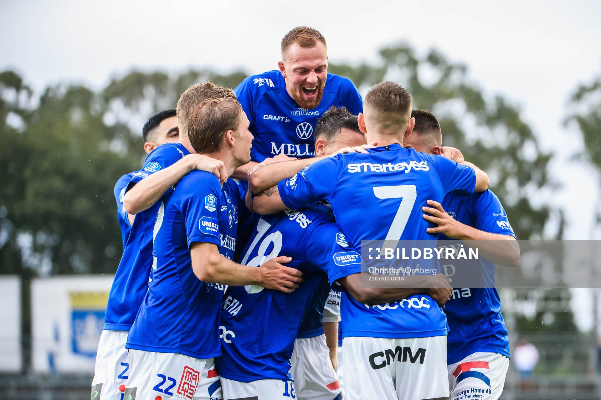 Trelleborgs Henry Offia jublar med lagkamrater