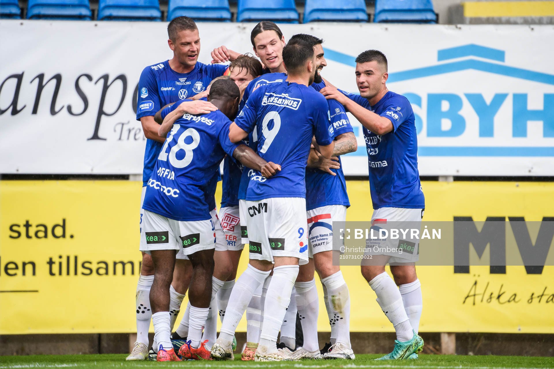 Trelleborgs Fritiof Björkén jublar med lagkamrater efter 2-0 under fotbollsmatchen i Superettan mellan Trelleborg och Helsingborg den 31 juli 2021 i Trelleborg.
