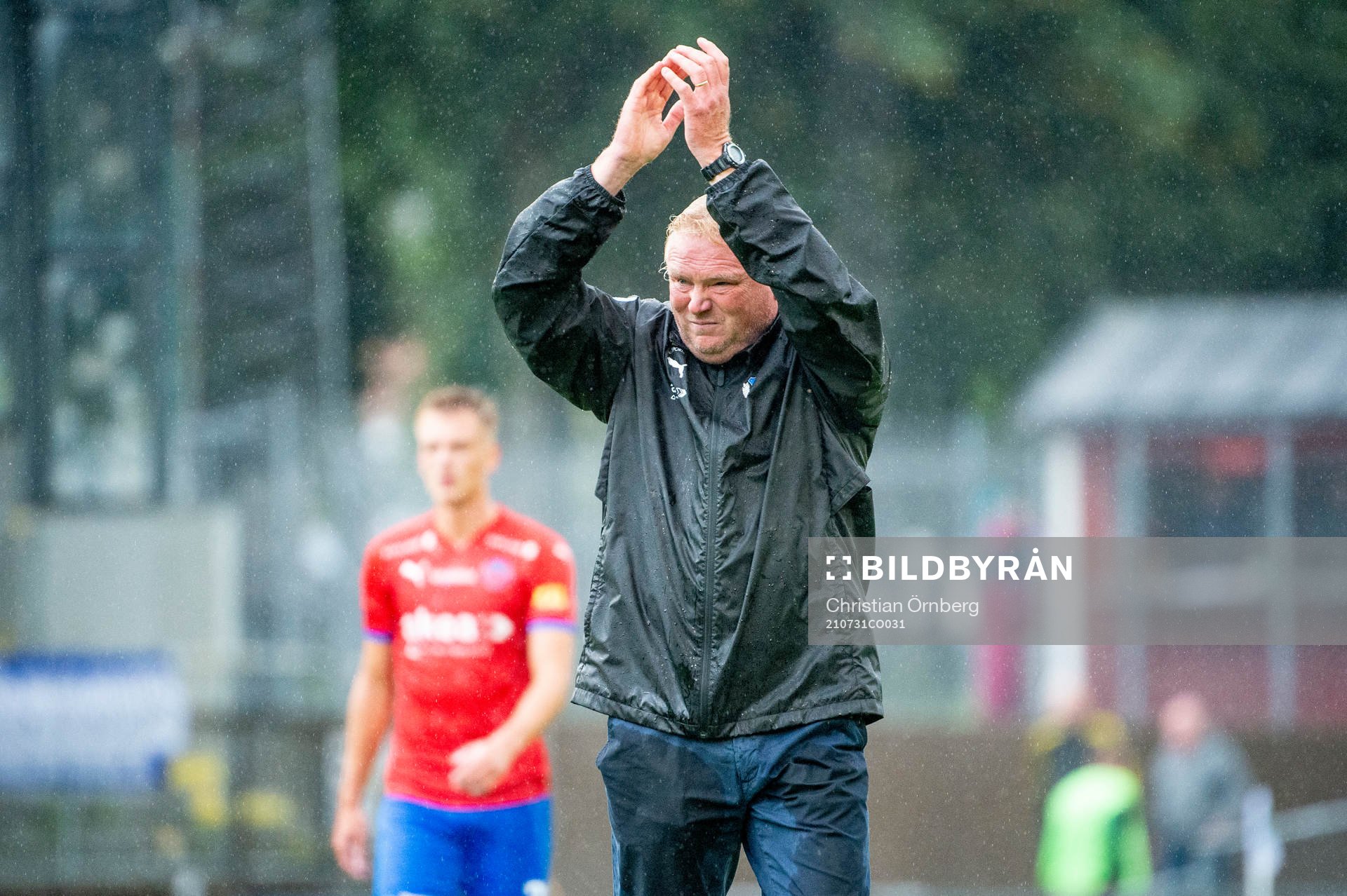 Helsingborgs tränare Jörgen Lennartsson tackar fansen efter förlusten i fotbollsmatchen i Superettan mellan Trelleborg och Helsingborg den 31 juli 2021 i Trelleborg.