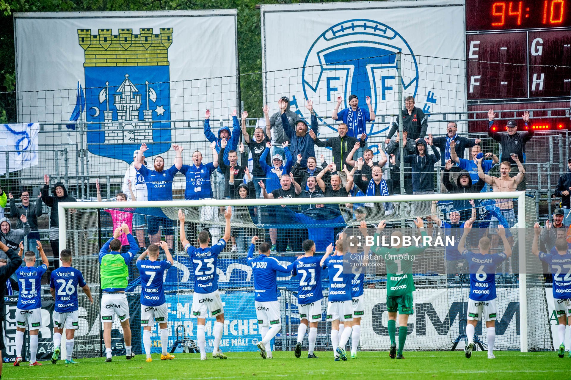 Trelleborgs spelare tackar fansen efter fotbollsmatchen i Superettan mellan Trelleborg och Helsingborg den 31 juli 2021 i Trelleborg.