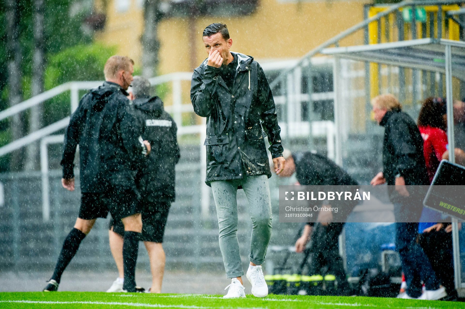 Trelleborgs tränare Kristian Haynes deppar i regnet
