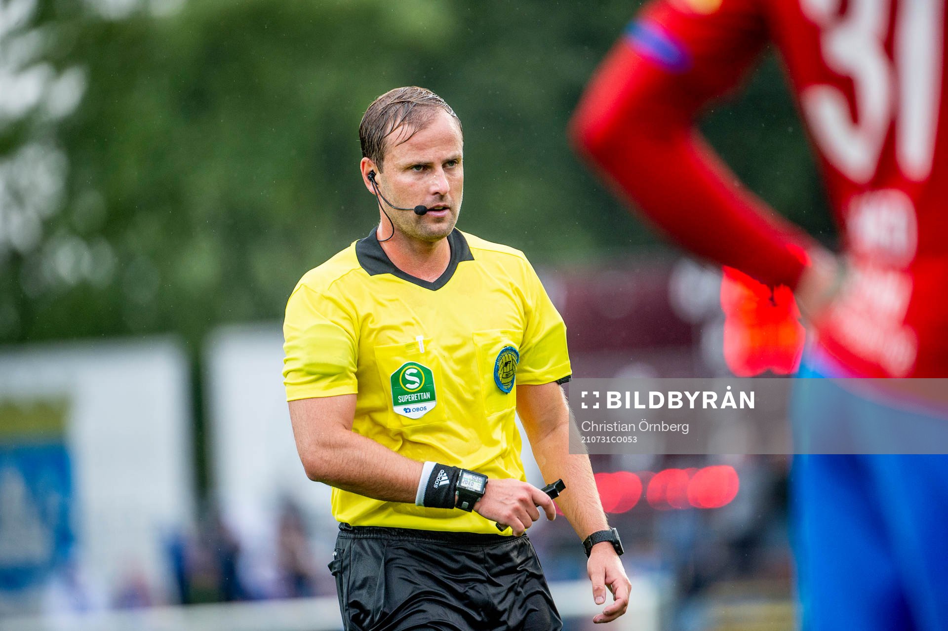 Domare Richard Sundell under fotbollsmatchen i Superettan mellan Trelleborg och Helsingborg den 31 juli 2021 i Trelleborg. 