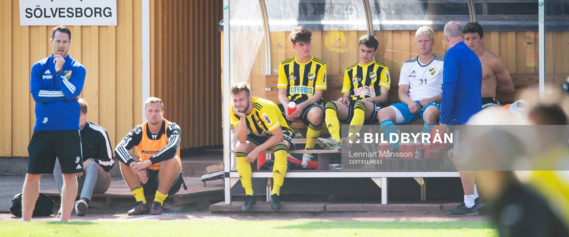 Deppigt på IFK Hässleholms bänk i matchen i division 2