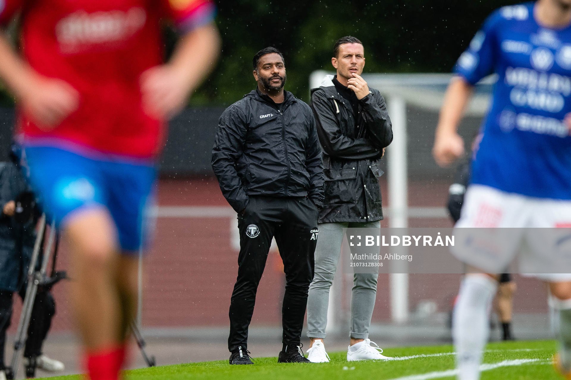 Trelleborgs assisterande tränare Alexander Tengryd och tränare Kristian Haynes under fotbollsmatchen i Superettan mellan Trelleborg och Helsingborg den 31 juli 2021 i Trelleborg.