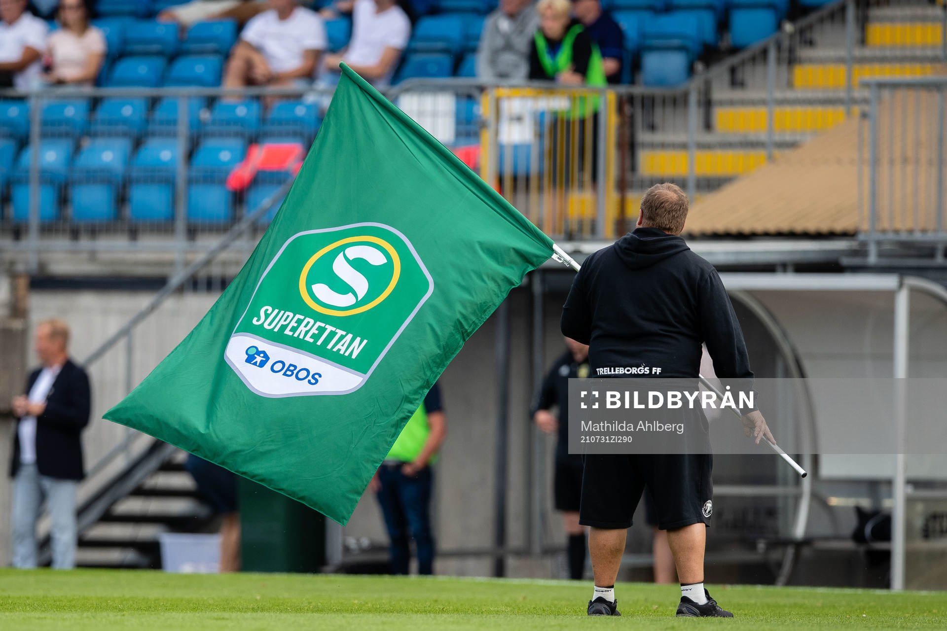 Funktionär med Supperettan flagga
