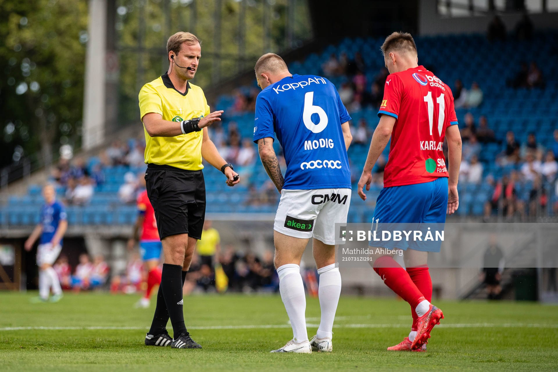 Domare Richard Sundell i samtal med Trelleborgs Jesper Modig