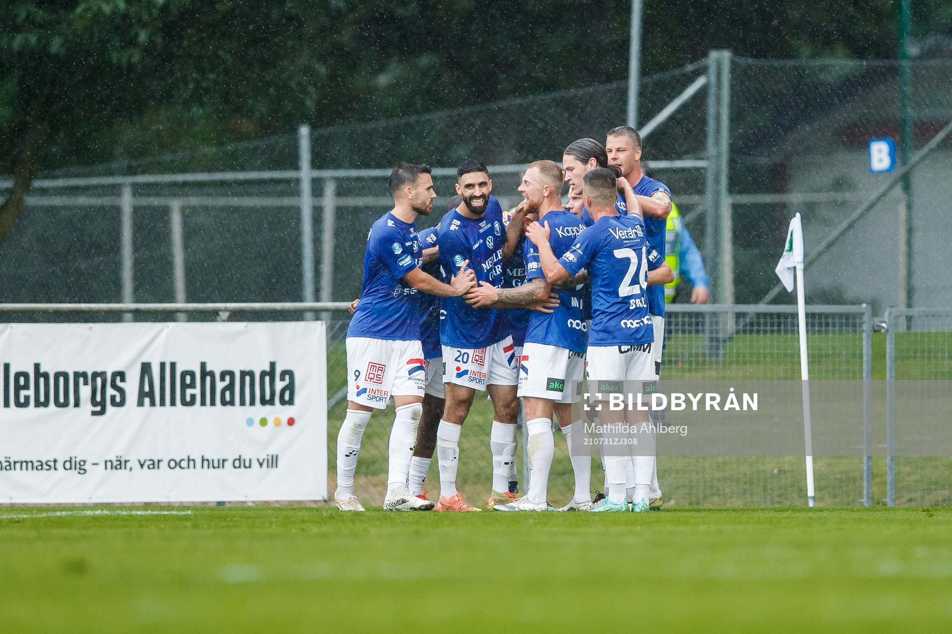 Trelleborgs Fritiof Björkén jublar med lagkamrater efter 2-0 under fotbollsmatchen i Superettan mellan Trelleborg och Helsingborg den 31 juli 2021 i Trelleborg.