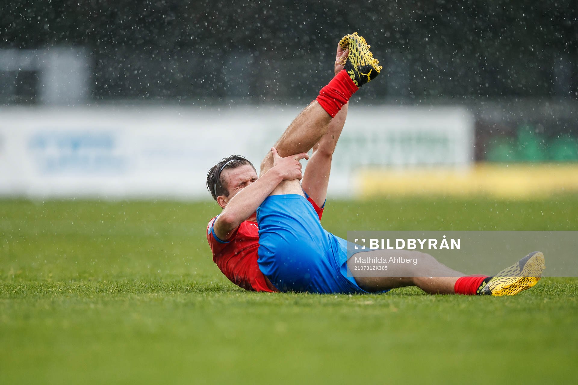 Helsingborgs Wilhelm Loeper har ont under fotbollsmatchen i Superettan mellan Trelleborg och Helsingborg den 31 juli 2021 i Trelleborg.