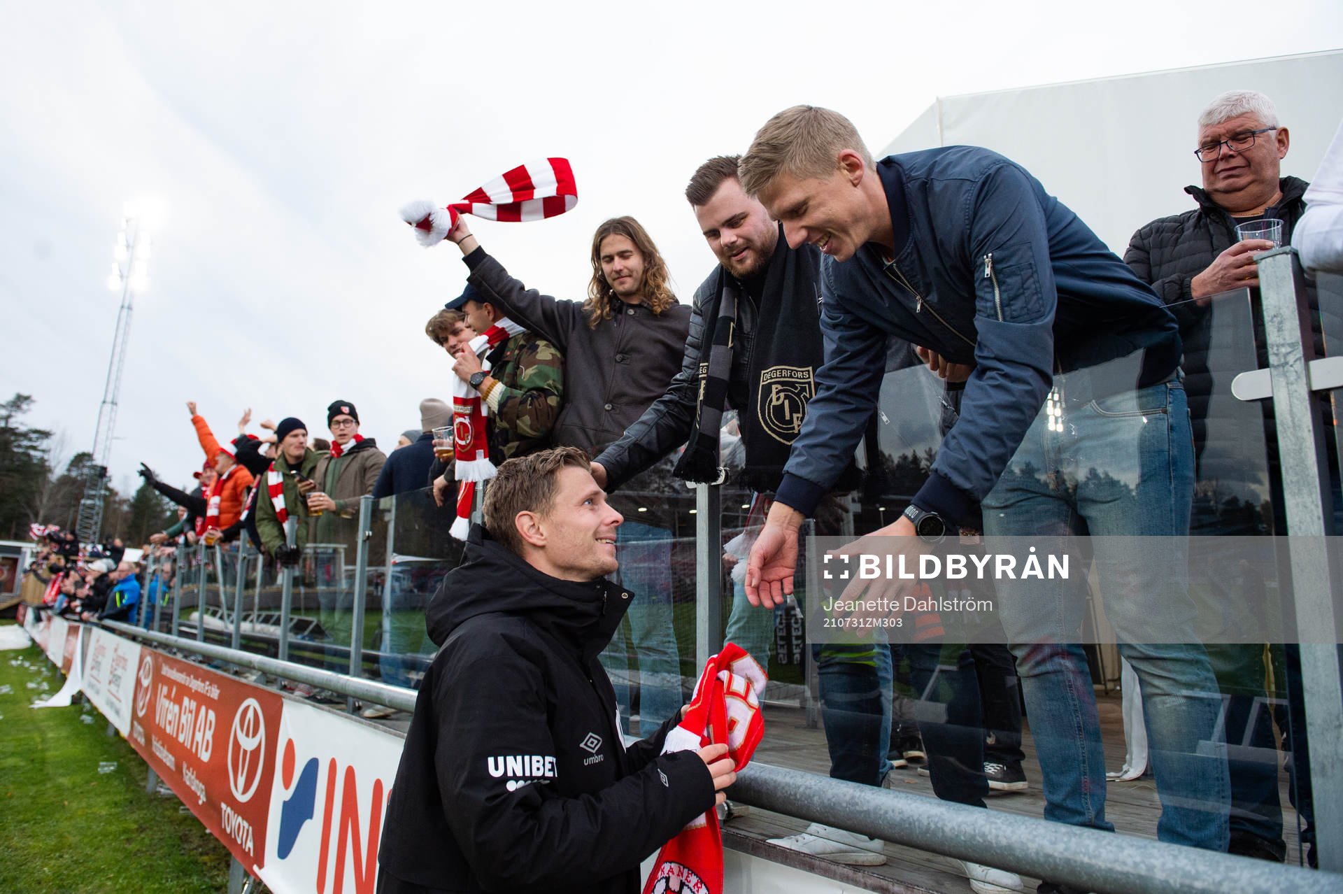 Degerfors Johan Bertilsson firar med publiken