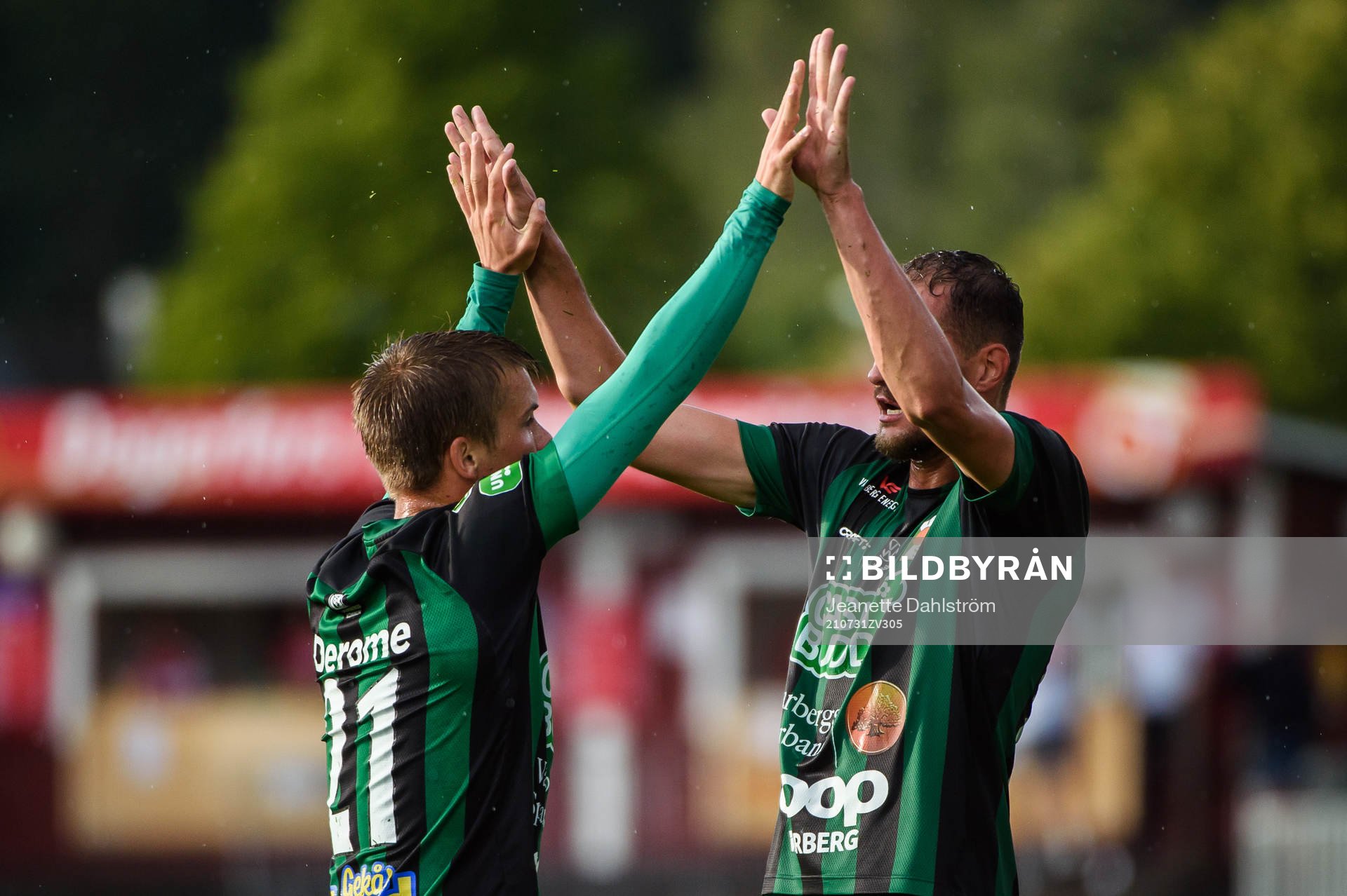 Varbergs Victor Karlsson och Albert Ejupi jublar