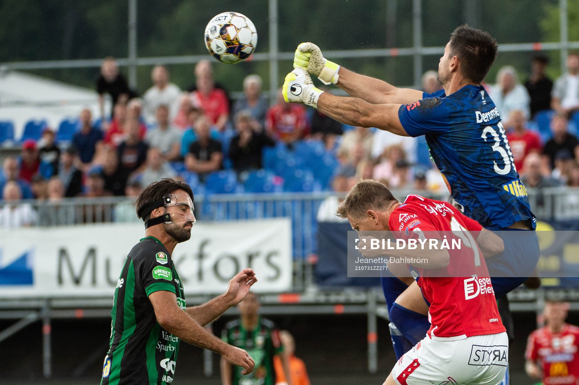 Varbergs Oliver Stanisic, målvakt Stojan Lukic och