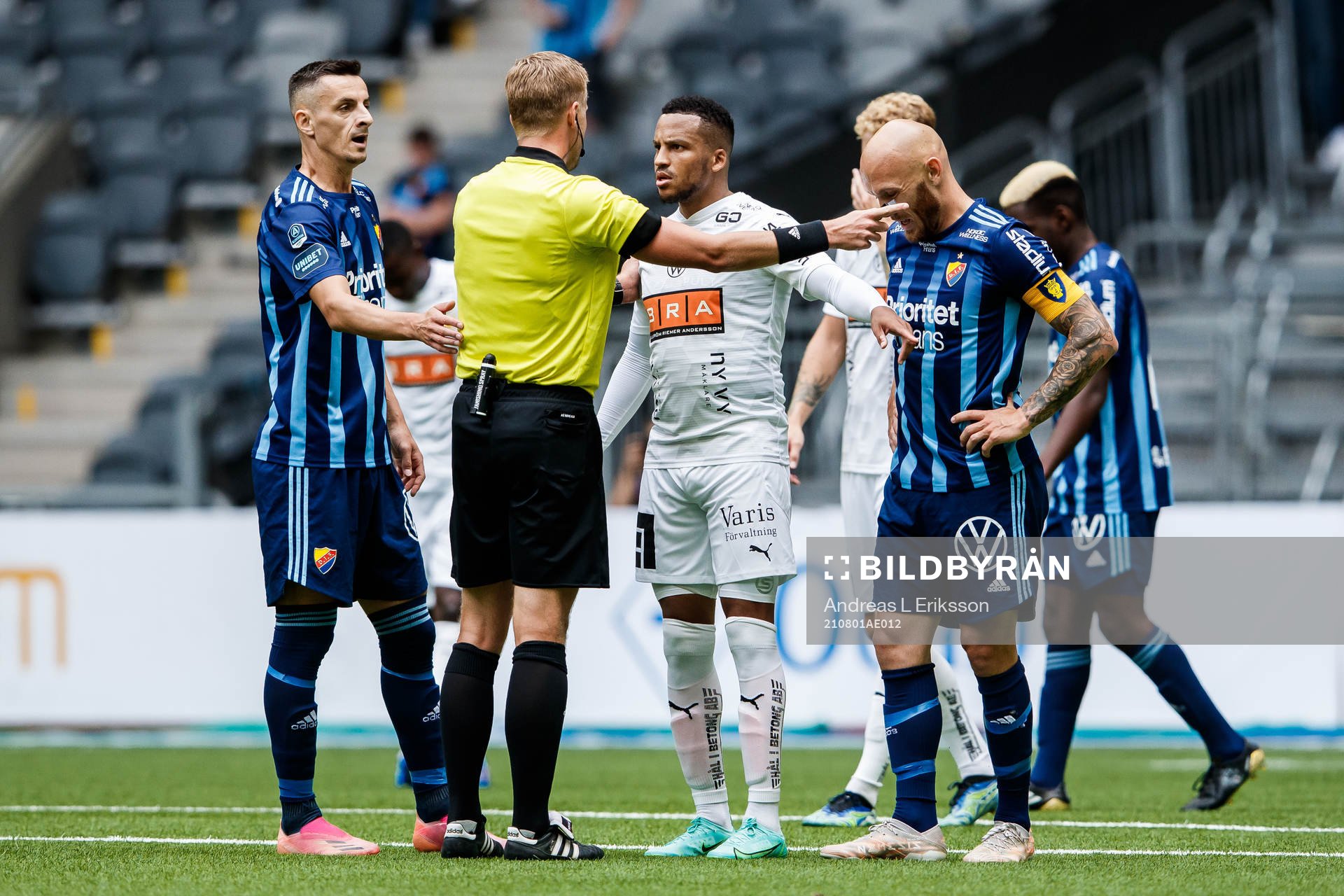 Häckens Martin Olsson i diskussion med domare Glenn Nyberg