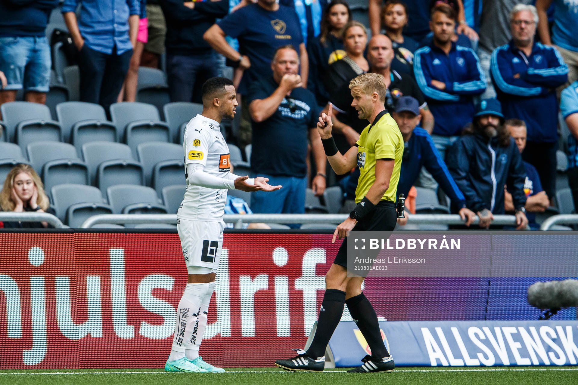 Häckens Martin Olsson  och domare Glenn Nyberg