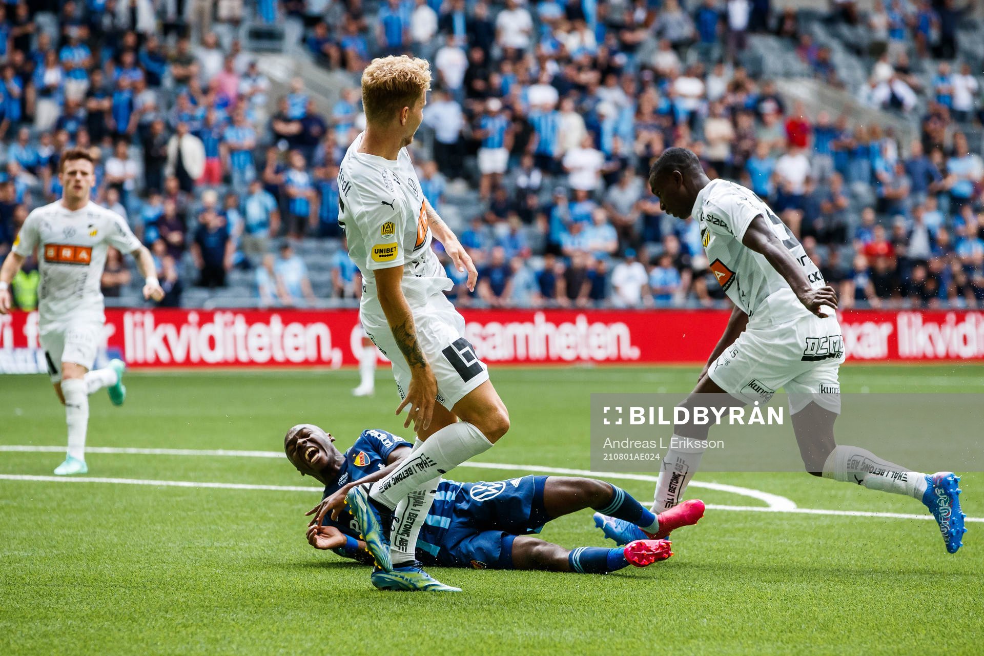 Djurgårdens Edward Chilufya i en duell med Häckens Samuel