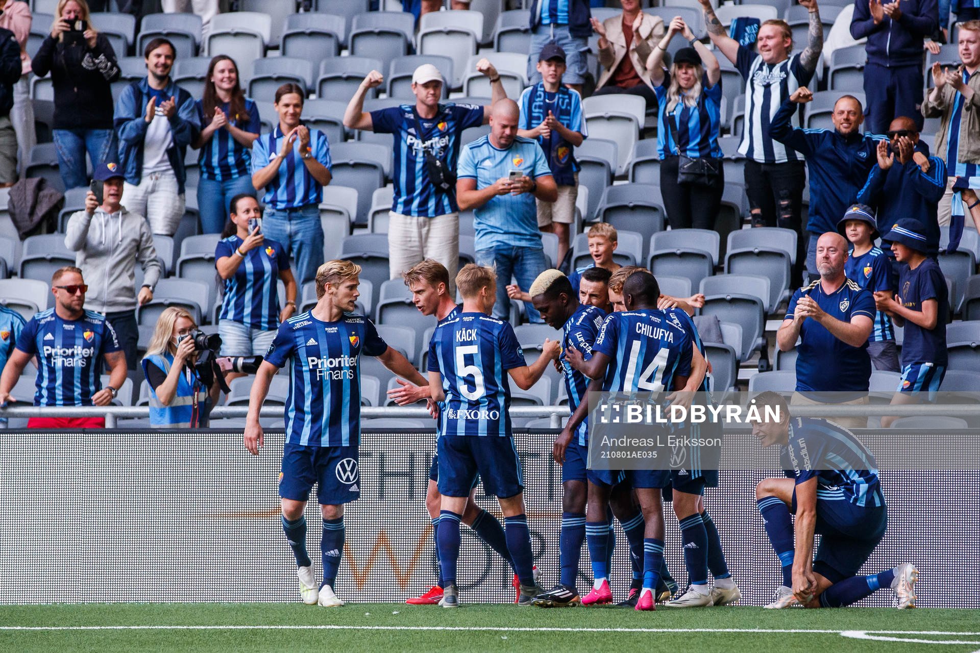 Djurgårdens Jacob Une Larsson jublar med lagkamrater