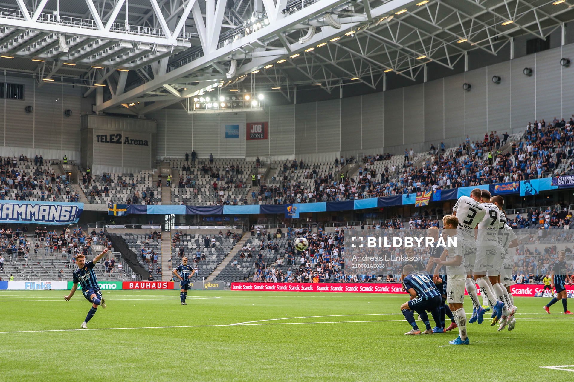 Djurgårdens Aslak Witry slår en frispark