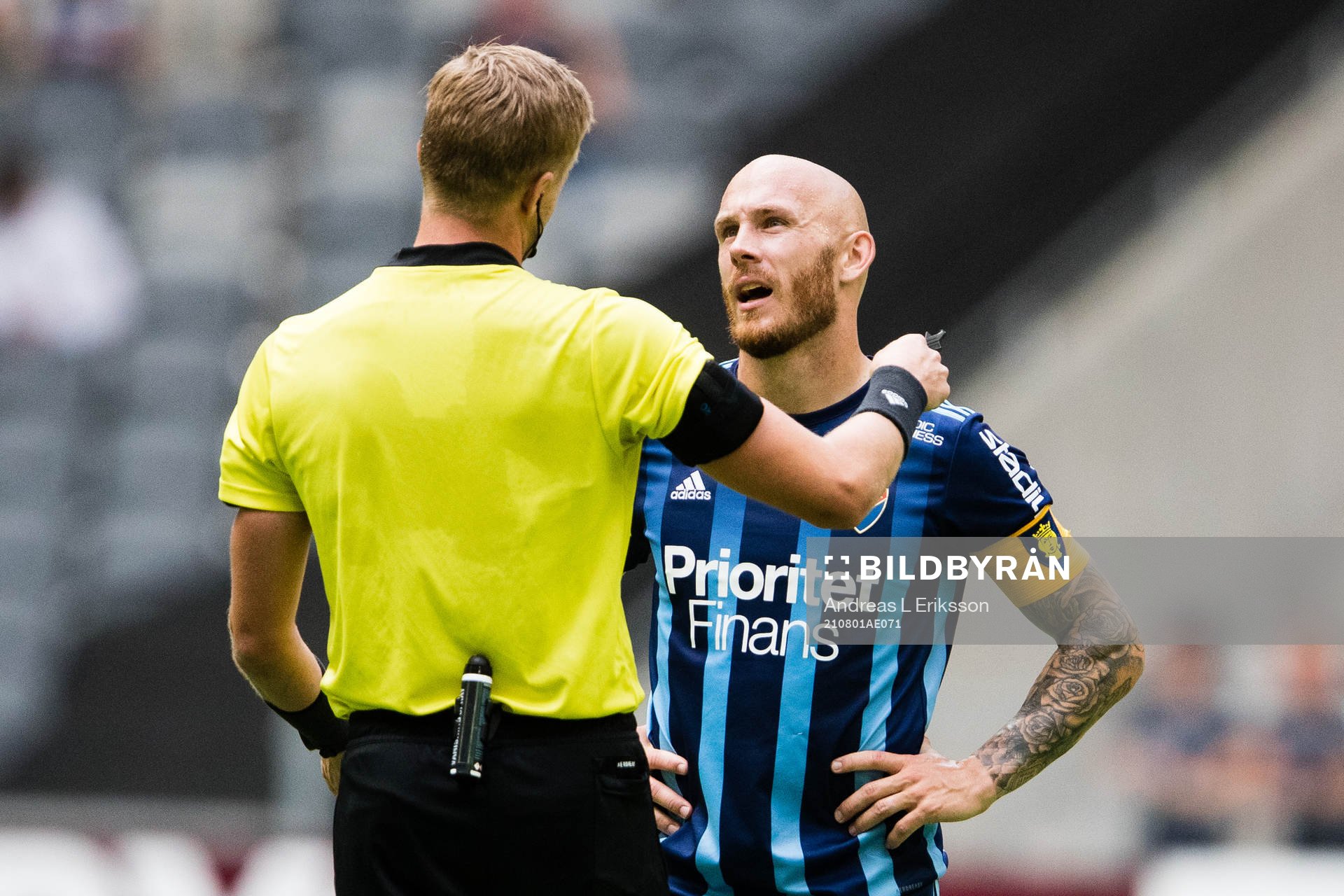 Domare Glenn Nyberg och Djurgårdens Magnus Eriksson