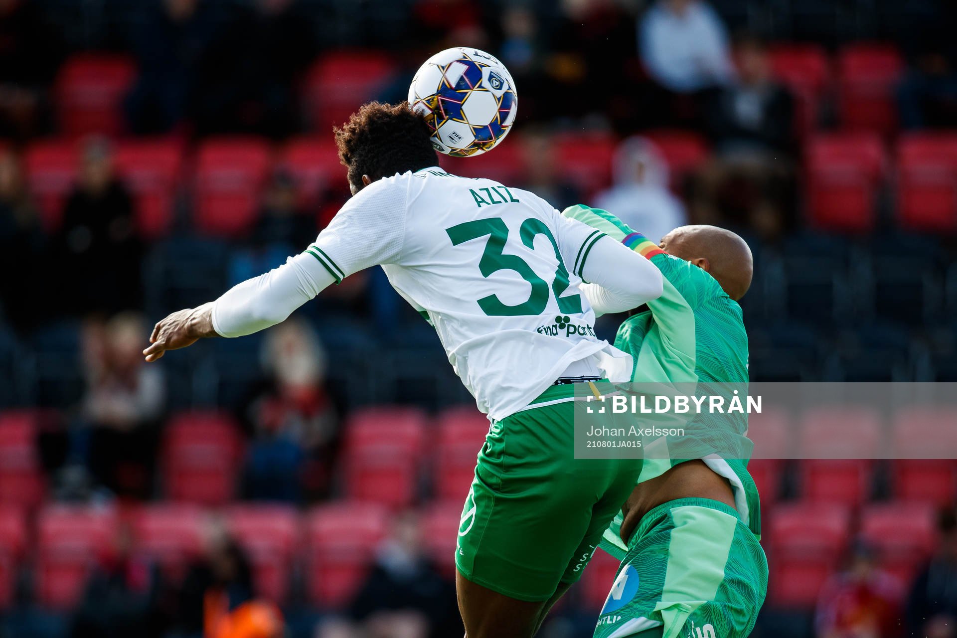 Hammarbys Aziz Mohammed Ouattara i en duell med Östersunds