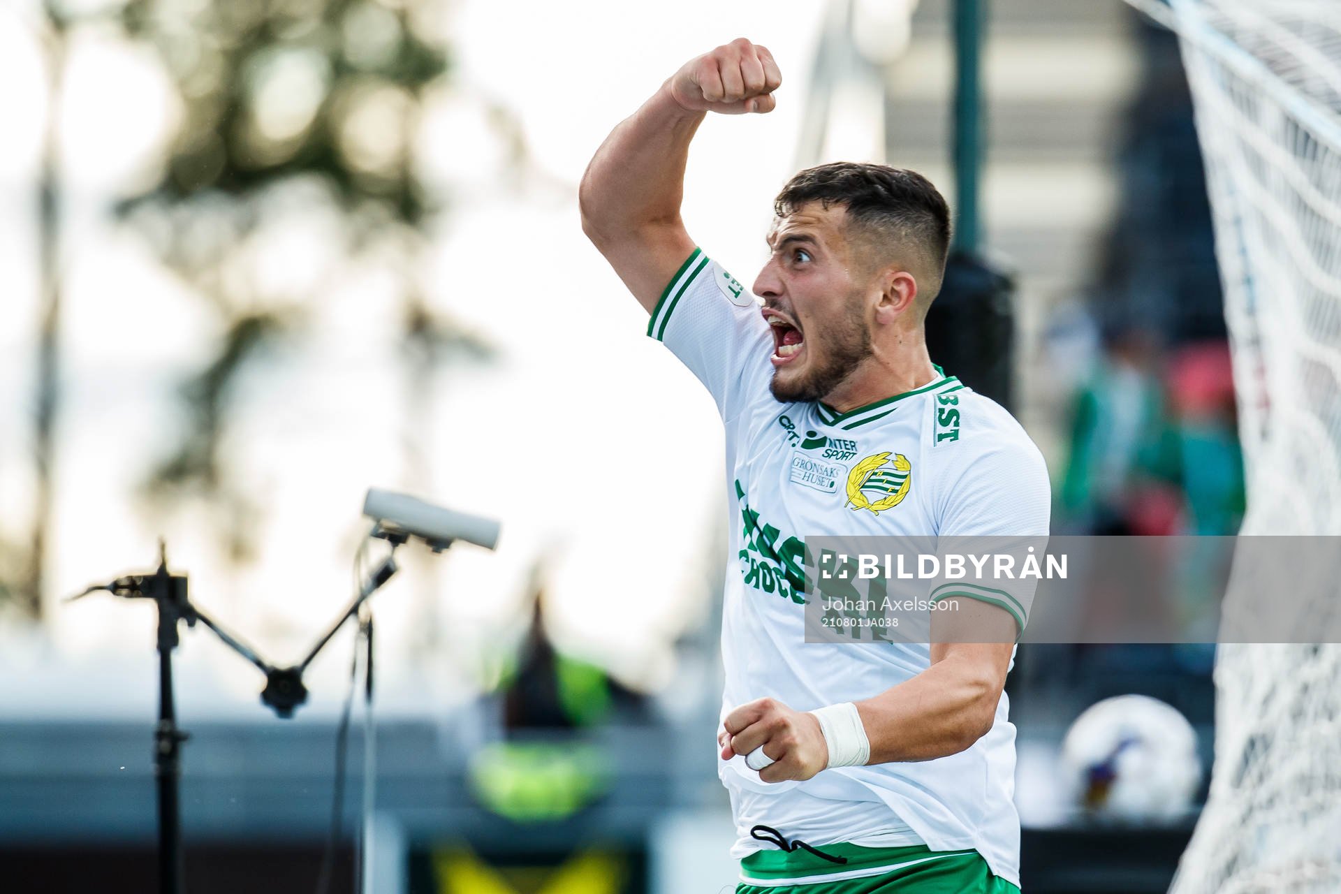 Hammarbys Astrit Selmani jublar efter 1-1 under fotbollsmatchen i Allsvenskan mellan Östersund och Hammarby den 1 augusti 2021 i Östersund.