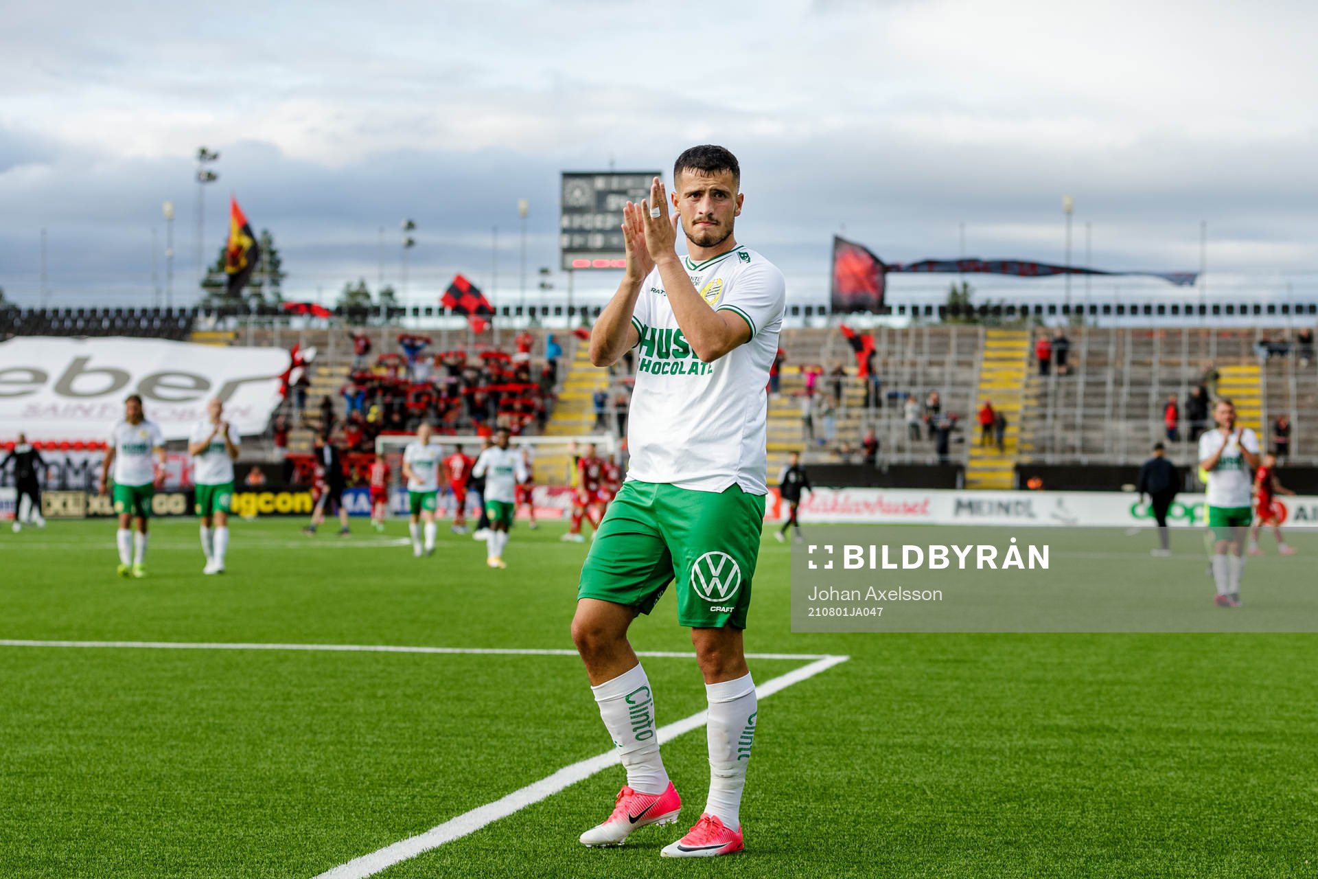 Hammarbys Astrit Selmani tackar publiken