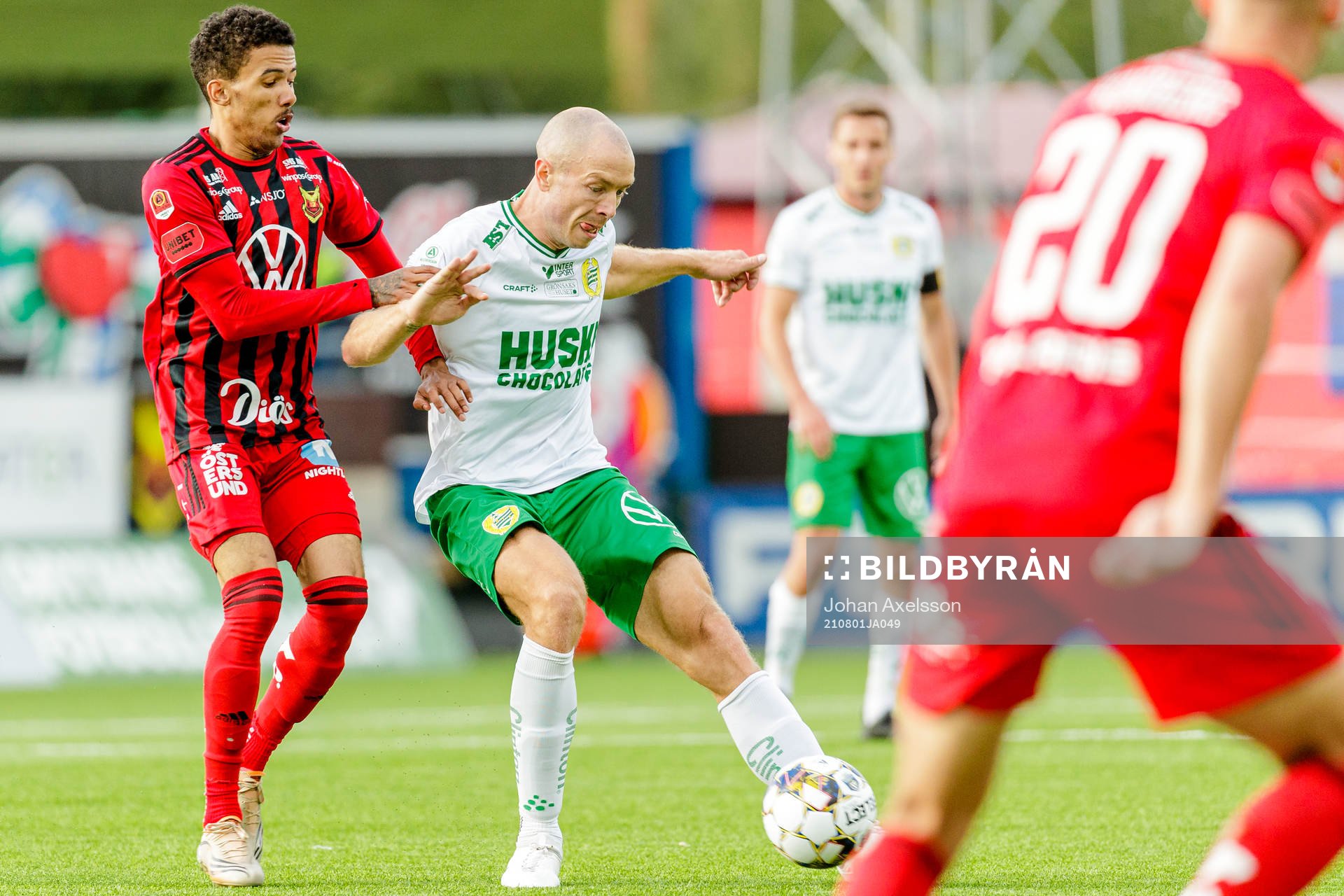 Hammarbys Jon Gudni Fjoluson i kamp med Östersunds Jerell Sellars under fotbollsmatchen i Allsvenskan mellan Östersund och Hammarby den 1 augusti 2021 i Östersund.