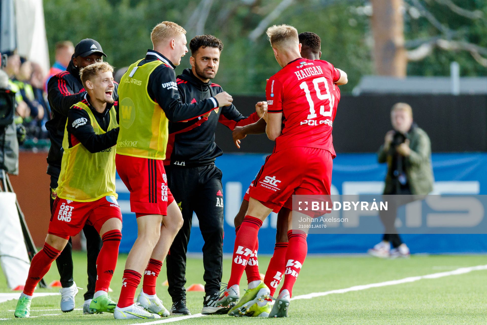 Östersunds tränare Amir Azrafshan jublar med spelar efter 1-0 under fotbollsmatchen i Allsvenskan mellan Östersund och Hammarby den 1 augusti 2021 i Östersund.