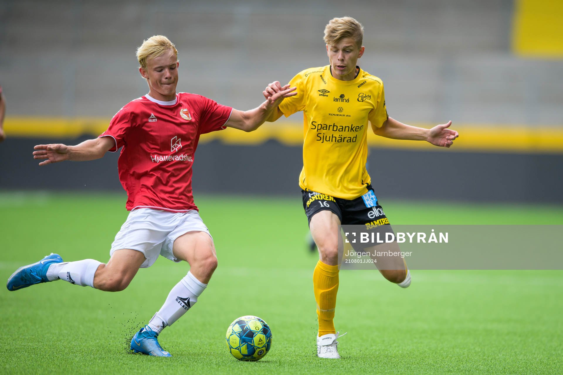 Kalmars Gustav Arvidsson och Elfsborgs Gottfrid Rapp under fotbollsmatchen i P17 Allsvenskan södra mellan Elfsborg och Kalmar den 1 augusti 2021 i Borås. 
