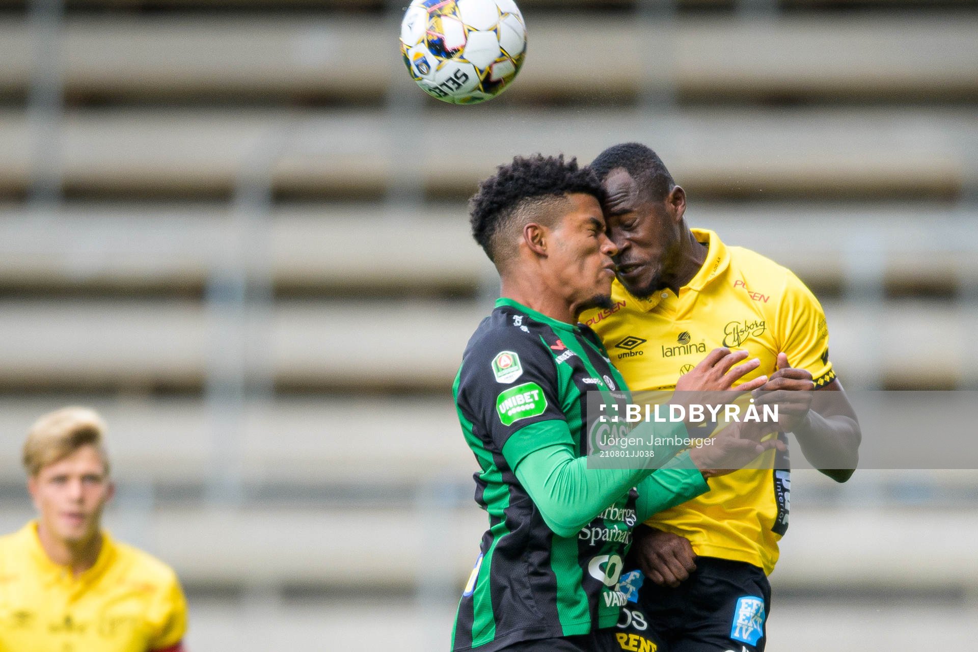 Varbergs Dean Solomons och Prince Isaac Kouame nickar ihop
