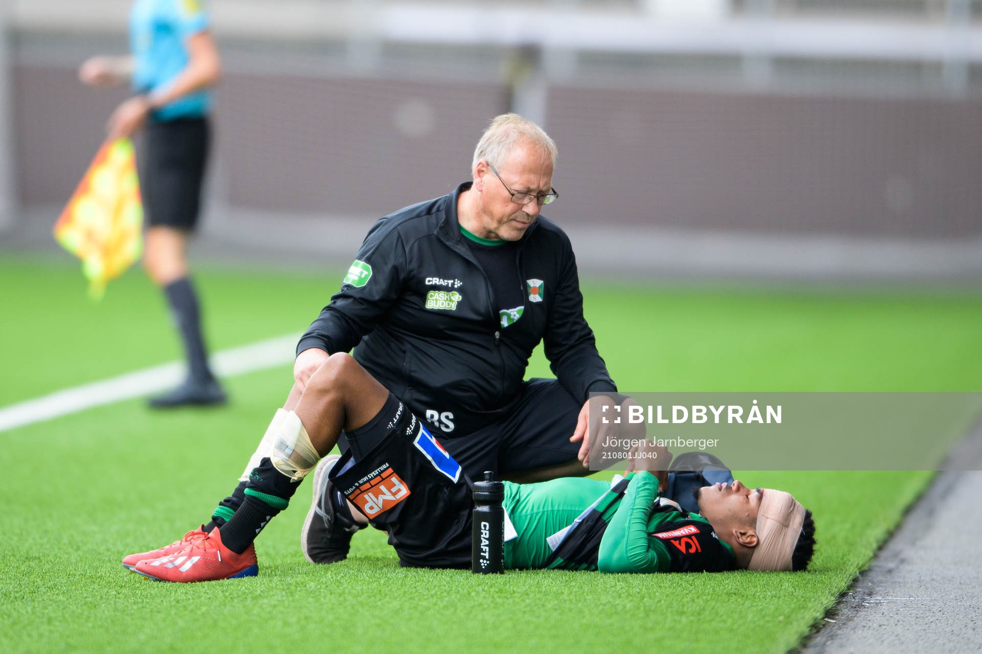 Varbergs Dean Solomons skadad vid sidan av planen under fotbollsmatchen i P17 Allsvenskan södra den 1 augusti 2021 i Borås. 