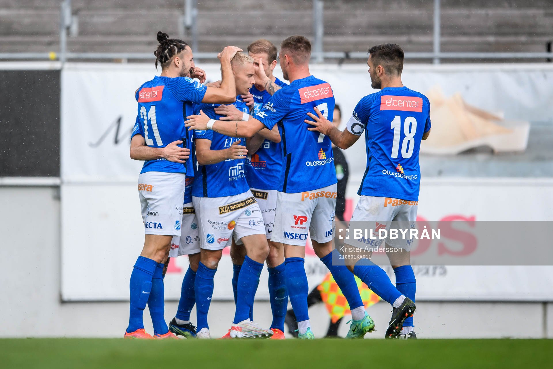 Norrbys spelare jublar efter 0-1 under fotbollsmatchen i Superettan mellan Falkenberg och Norrby den 1 augusti 2021 i Falkenberg. 