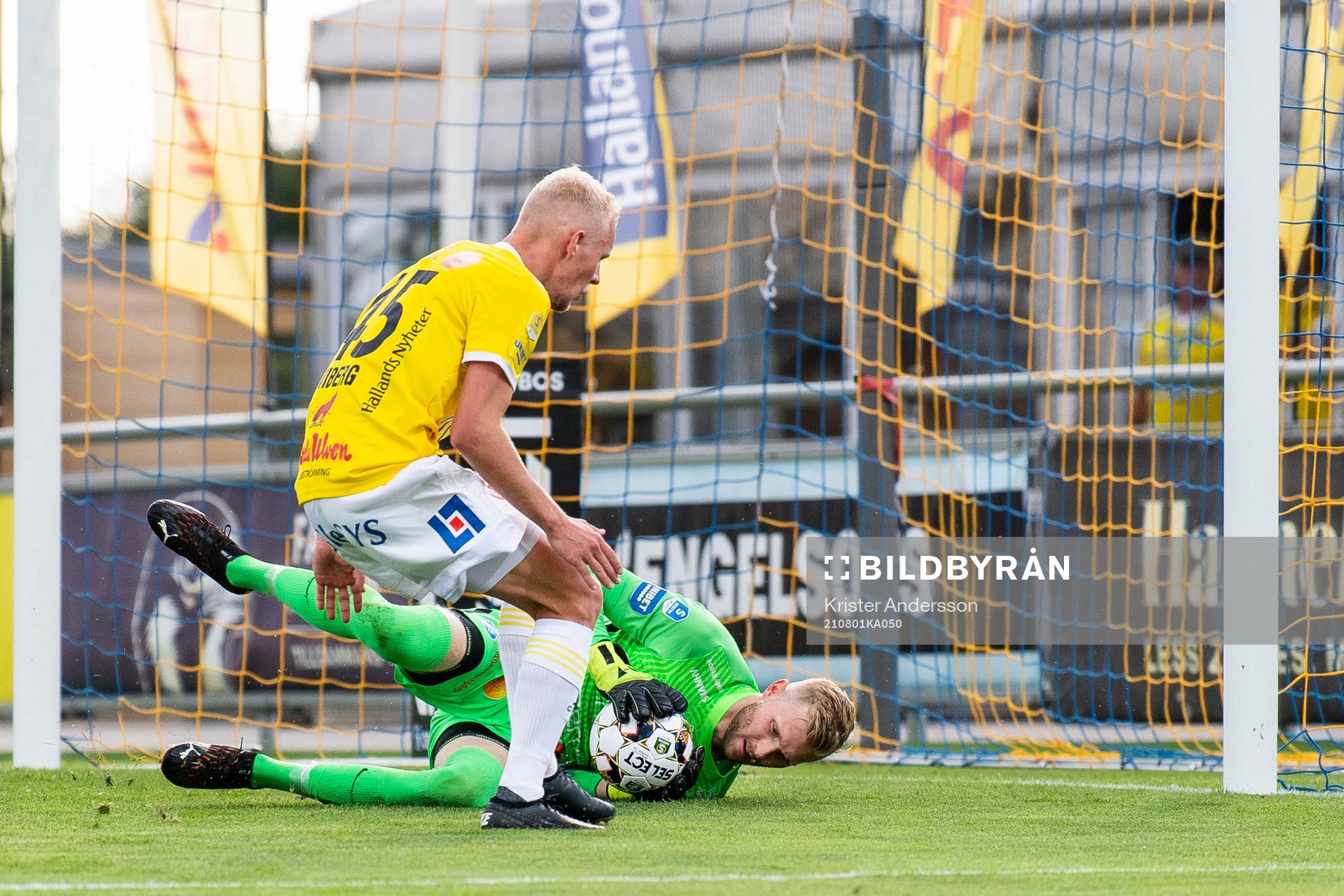Falkenbergs Adam Bergmark Wiberg och Norrbys målvakt Anton