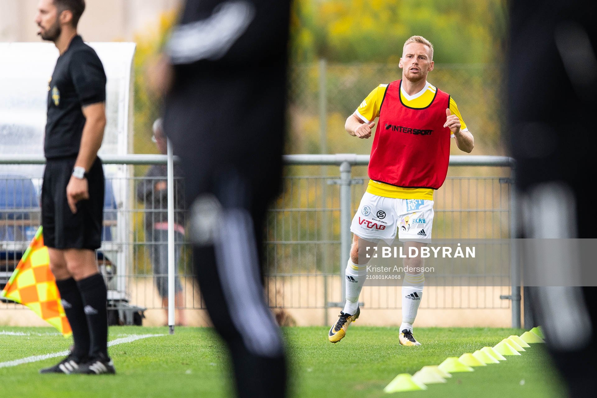 Falkenbergs Tobias Englund värmer upp under fotbollsmatchen i Superettan mellan Falkenberg och Norrby den 1 augusti 2021 i Falkenberg. 