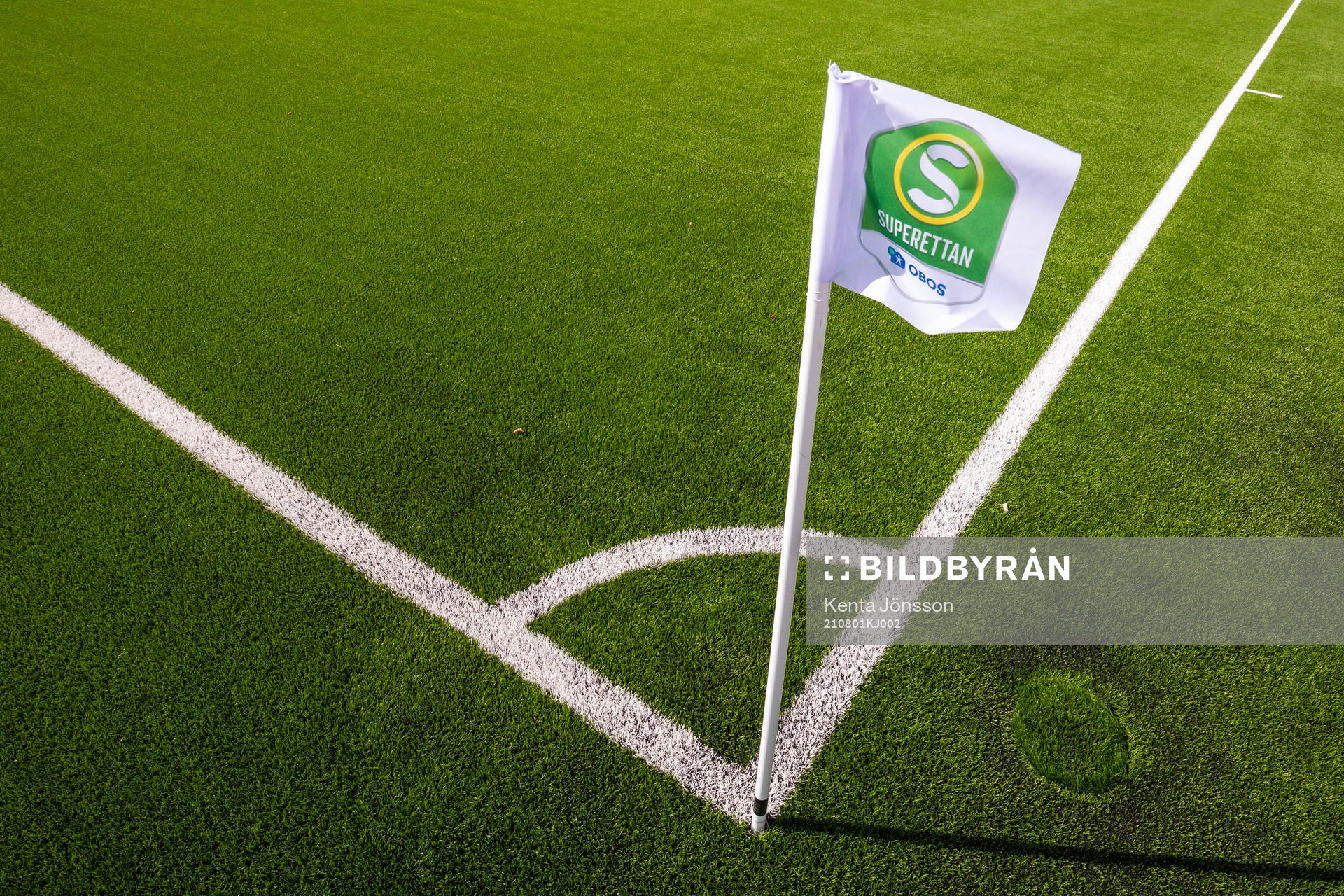 En hörnflagga med Superettans logotyp på Iver Arena med konstgräs inför fotbollsmatchen i Superettan mellan Västerås SK och Landskrona den 1 augusti 2021 i Västerås.