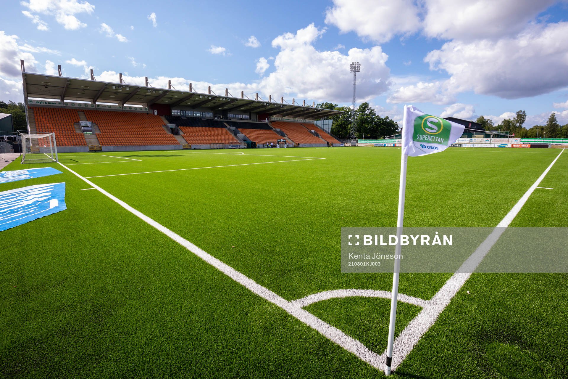 Iver Arena med konstgräs och en hörnflagga med