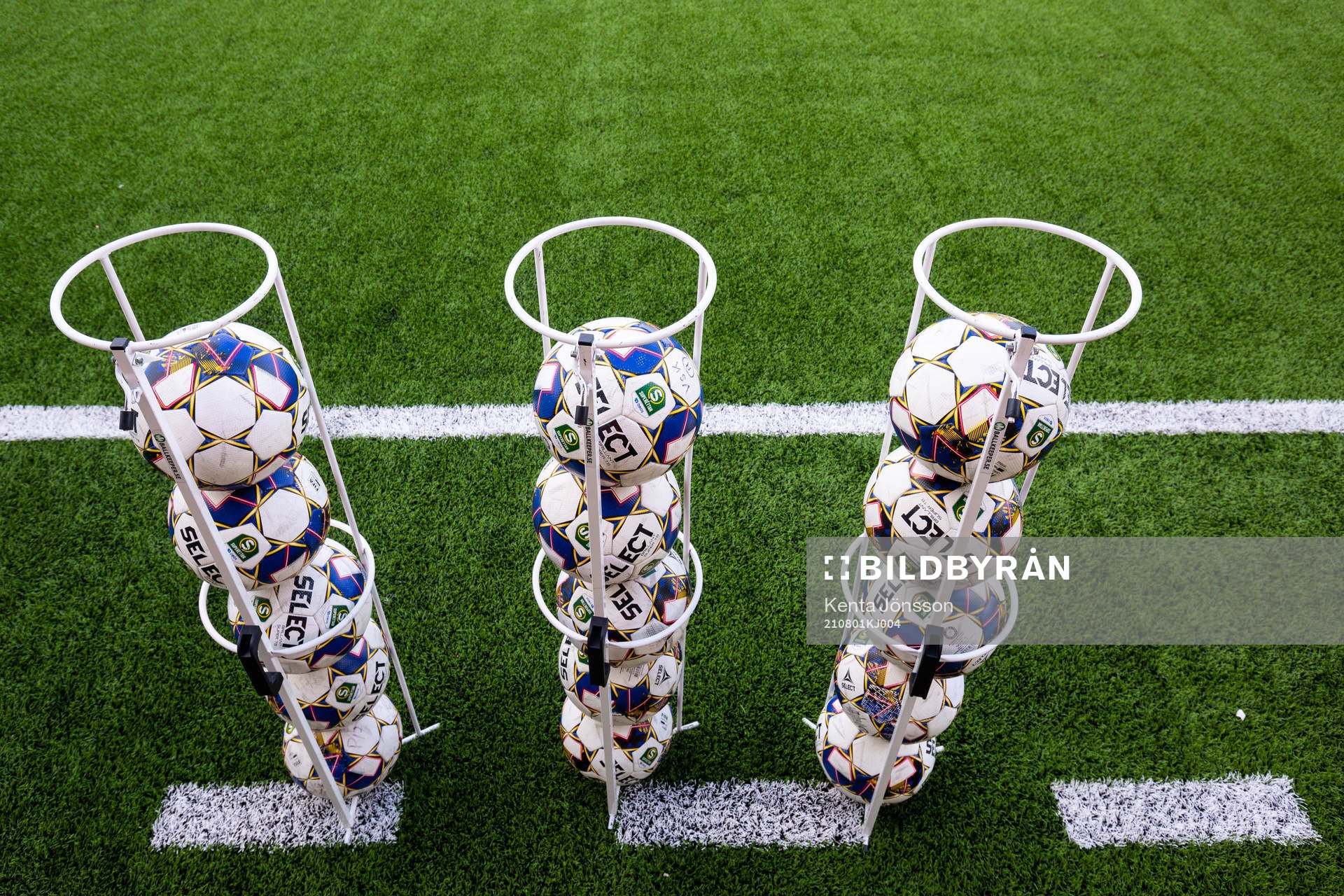 Fotbollar i bollhållare under fotbollsmatchen i Superettan mellan Västerås SK och Landskrona den 1 augusti 2021 i Västerås. 
