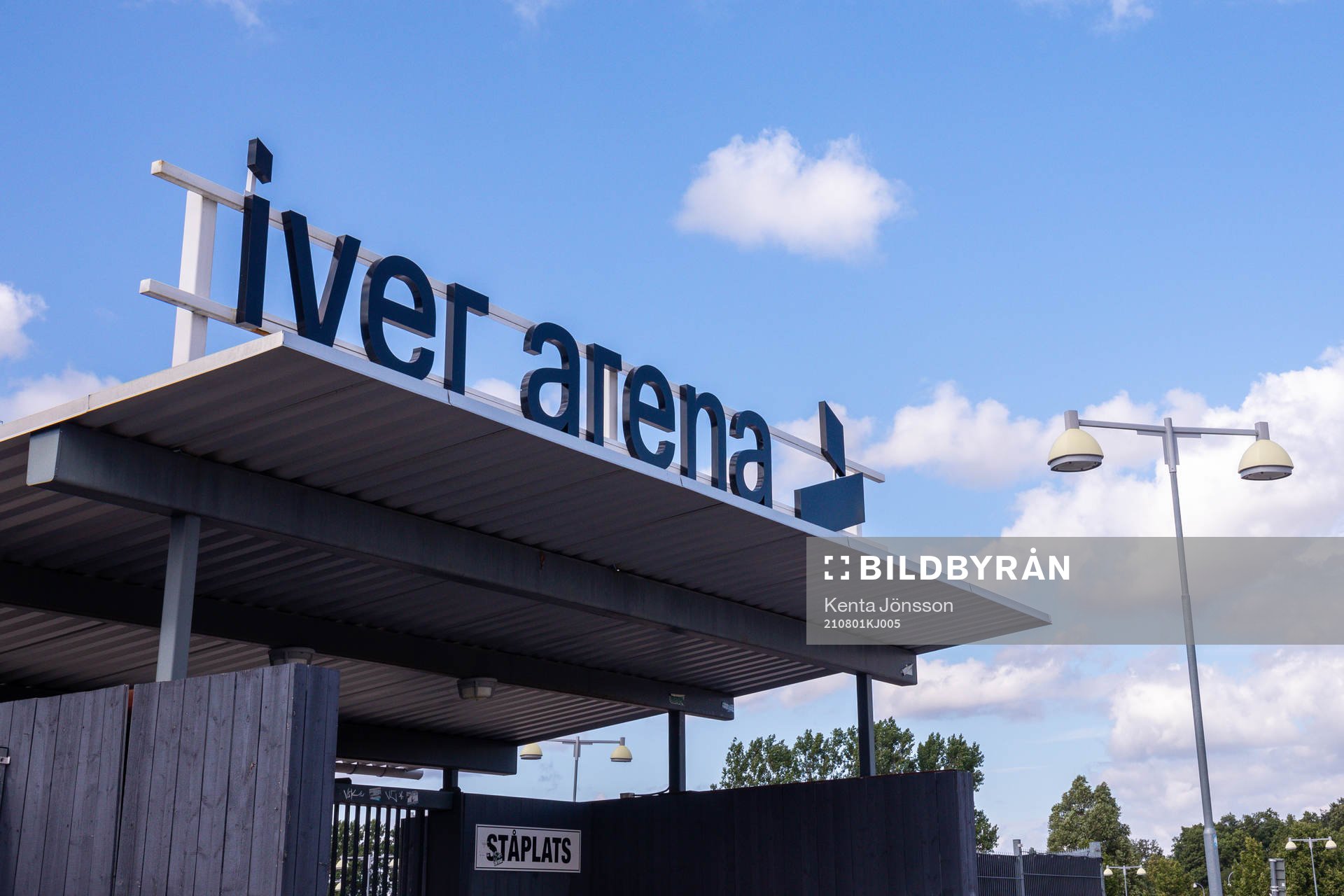 En skylt vid en enrtré på Iver Arena
