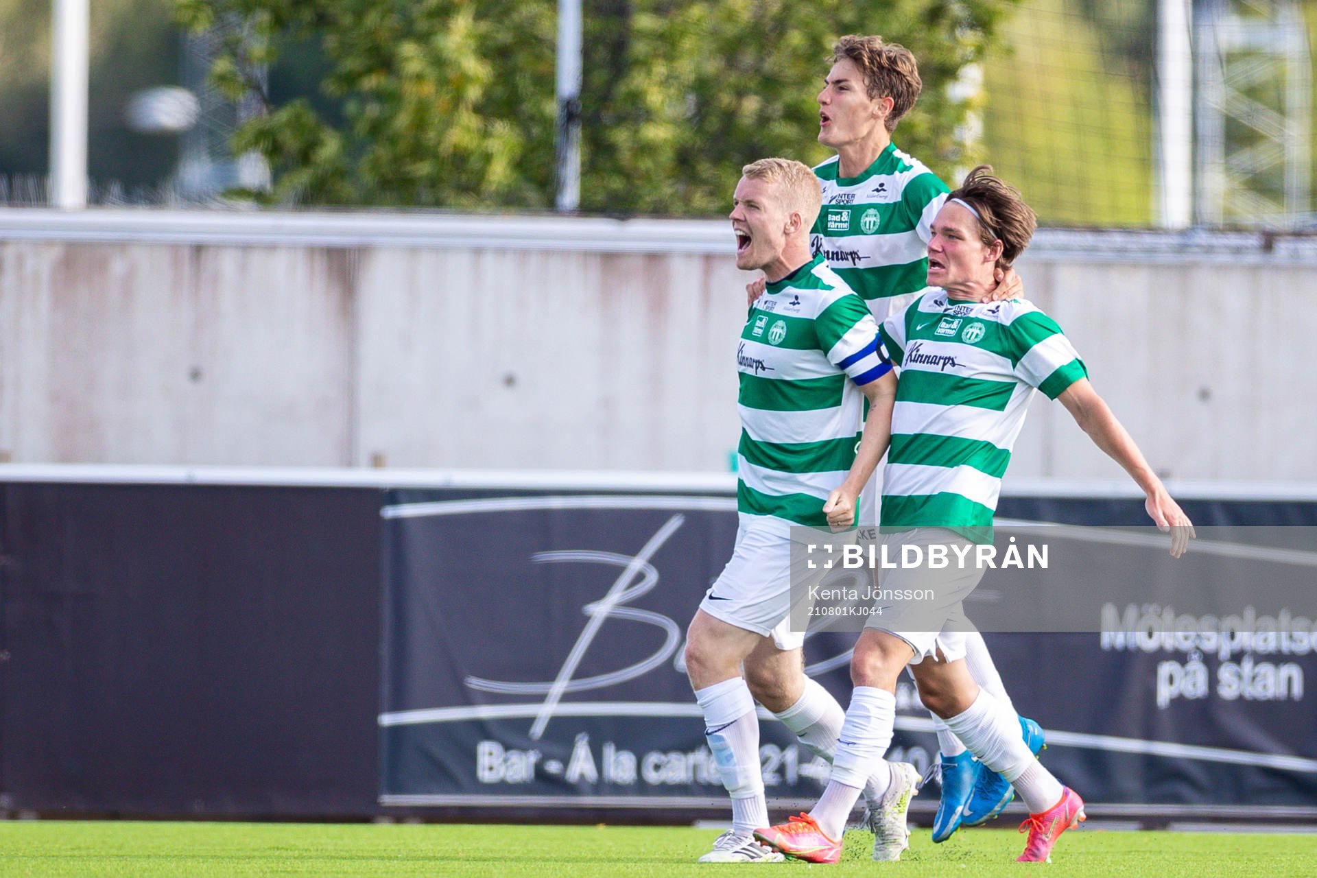 Västerås Simon Johansson jublar med lagkamrater