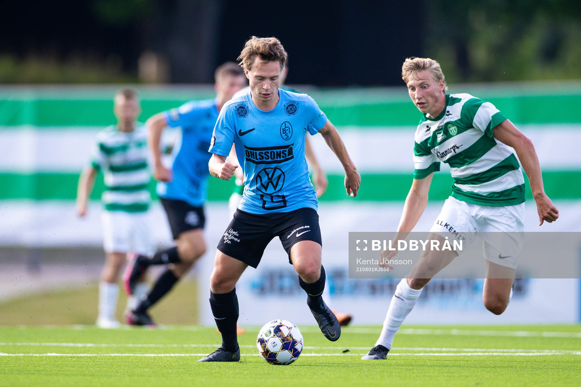 Landskronas Filip Ottosson och Västerås Albin Sporrong under fotbollsmatchen i Superettan mellan Västerås SK och Landskrona den 1 augusti 2021 i Västerås.