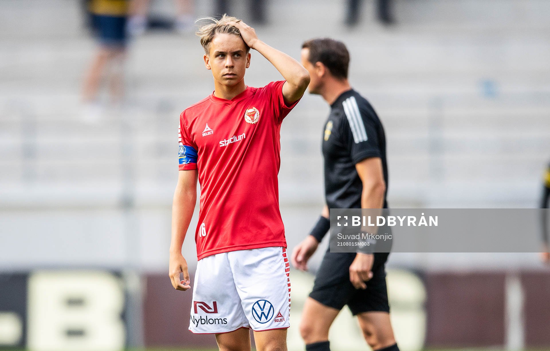 Kalmars Isak Vidjeskog under värmningen inför fotbollsmatchen i Allsvenskan mellan Kalmar och Mjällby den 1 augusti 2021 i Kalmar. 