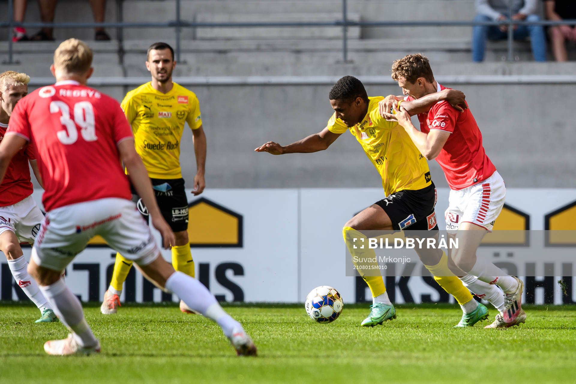 Mjällbys Amin Sarr och Kalmars Piotr Johansson