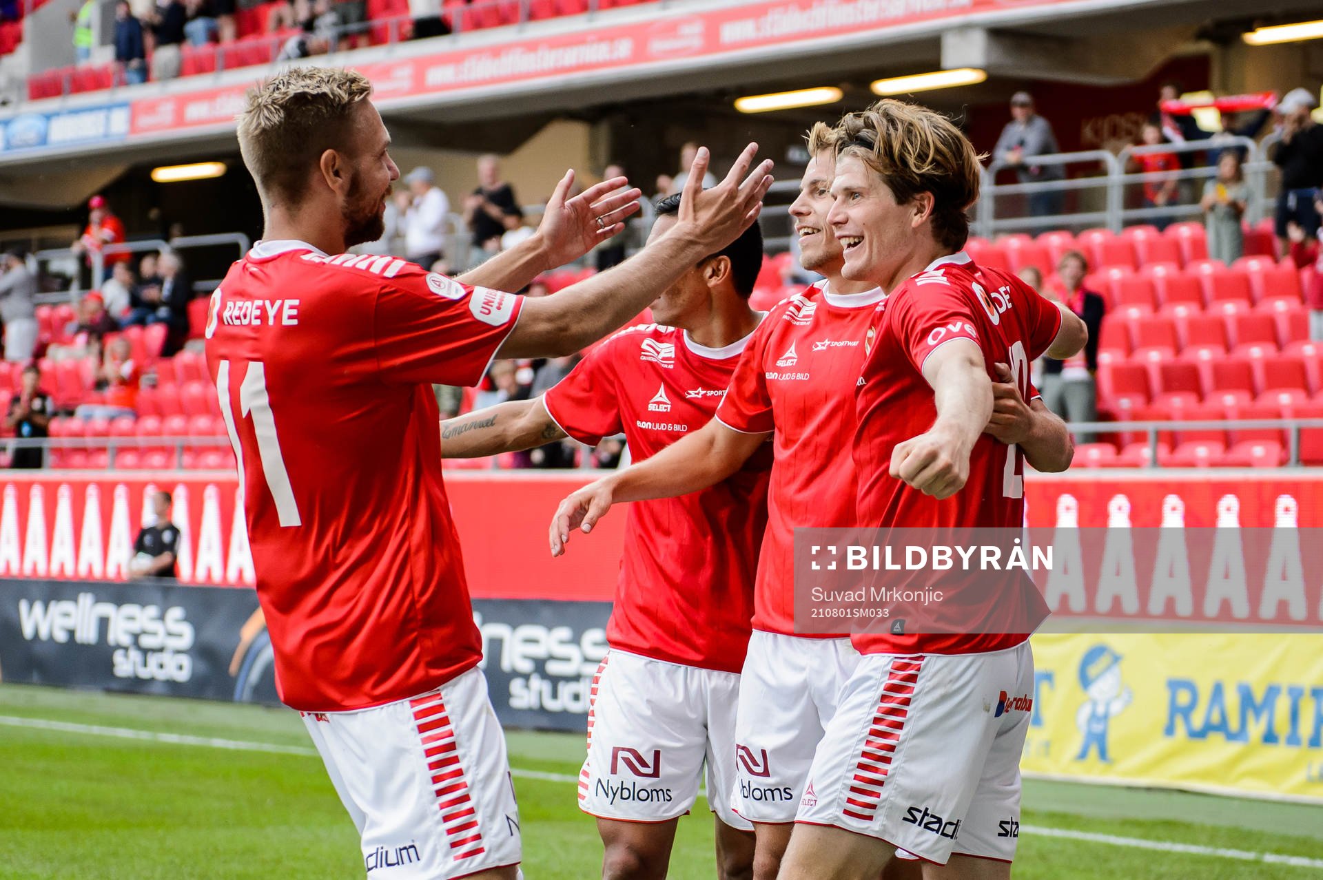 Kalmars Oliver Berg jublar med lagkamrater efter 1-0 under fotbollsmatchen i Allsvenskan mellan Kalmar och Mjällby den 1 augusti 2021 i Kalmar. 