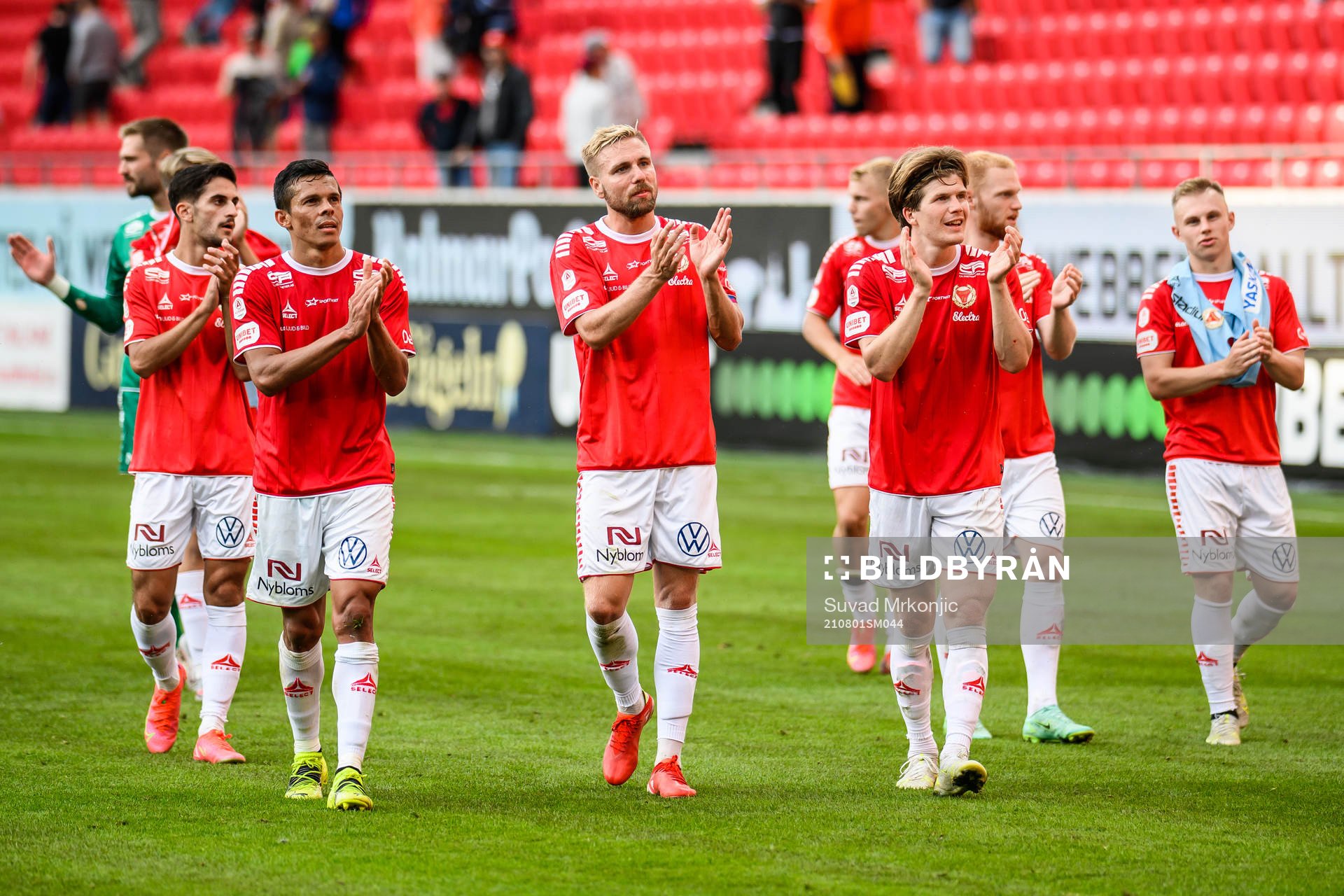 Kalmars spelare jublar efter fotbollsmatchen i Allsvenskan mellan Kalmar och Mjällby den 1 augusti 2021 i Kalmar. 