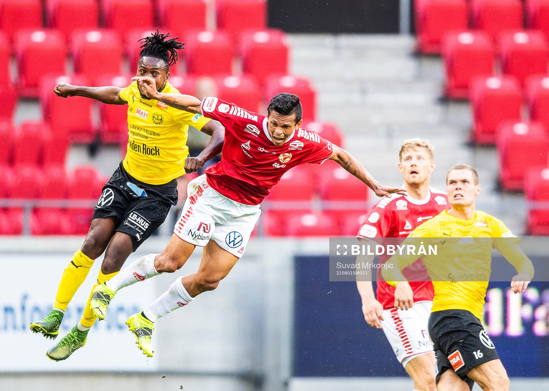 Kalmars Romario Pereira Sipiao och Mjällbys Mamudu Moro