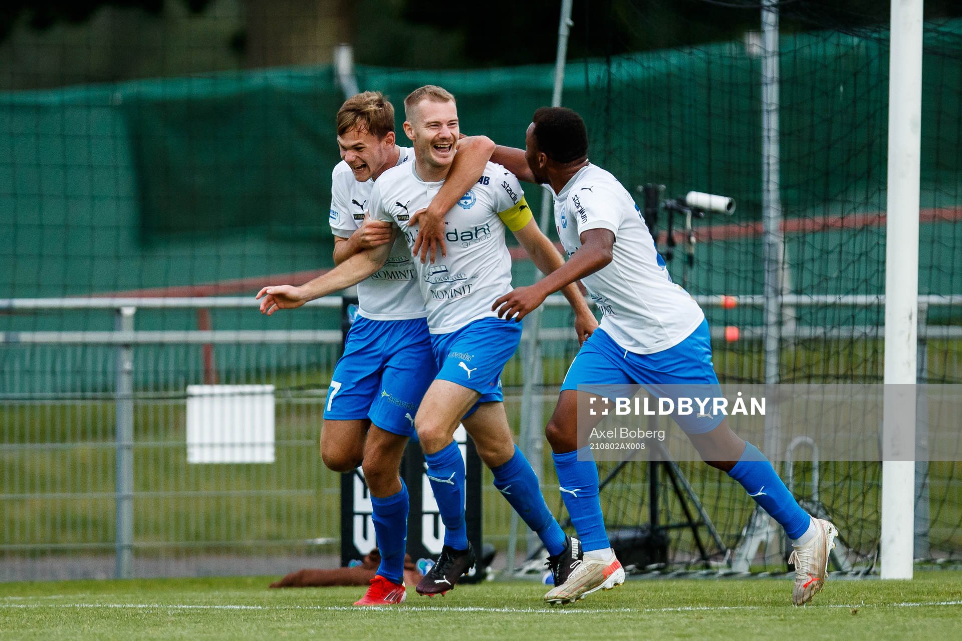 Värnamos Freddy Winsth jublar med lagkamrater