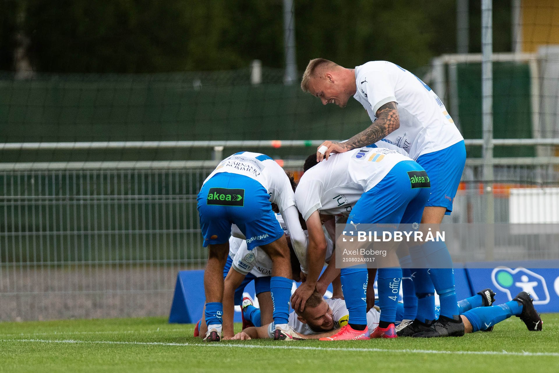 Värnamos Freddy Winsth jublar med lagkamrater