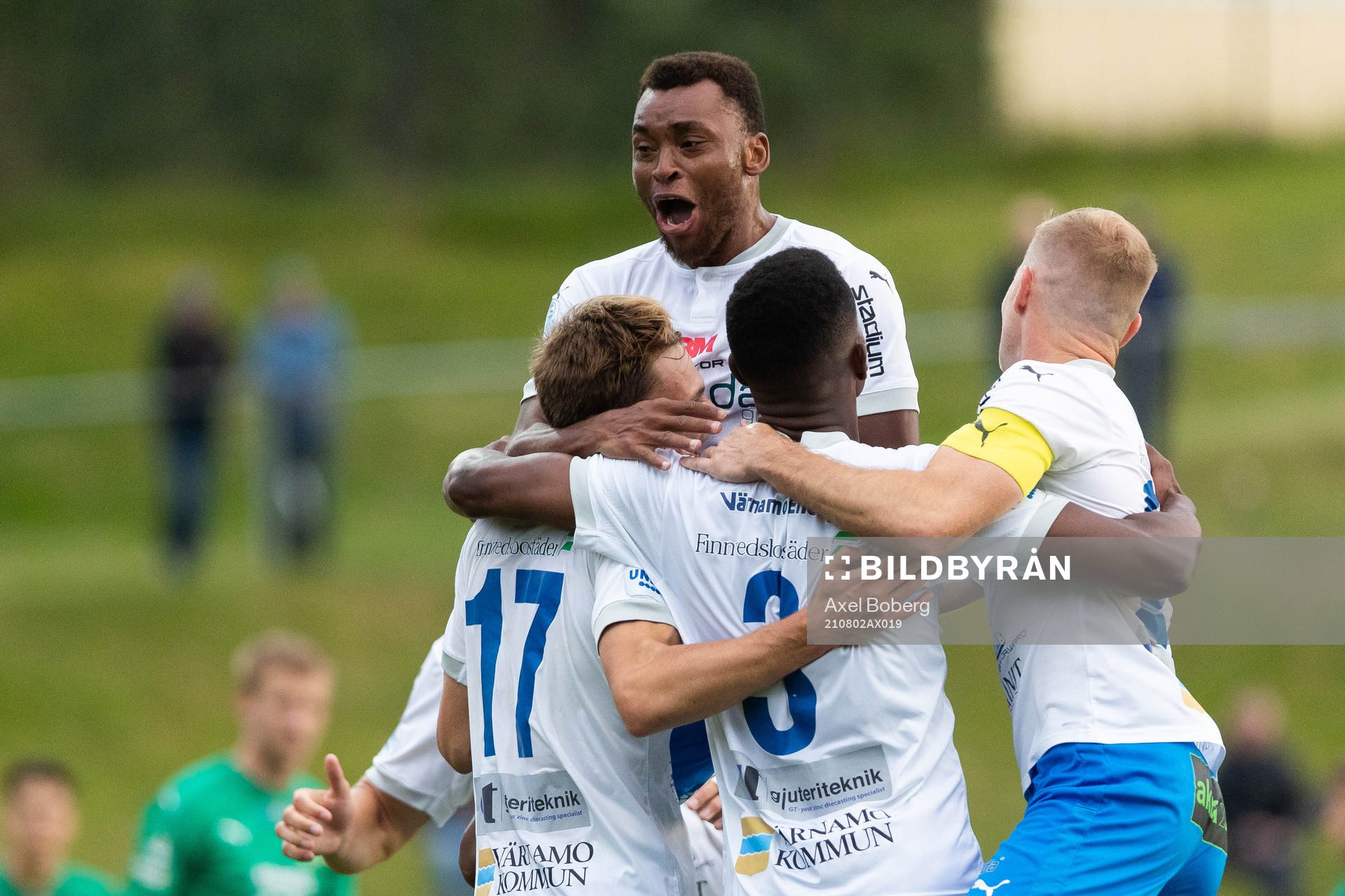 Värnamos Oscar Uddenäs jublar med lagkamrater