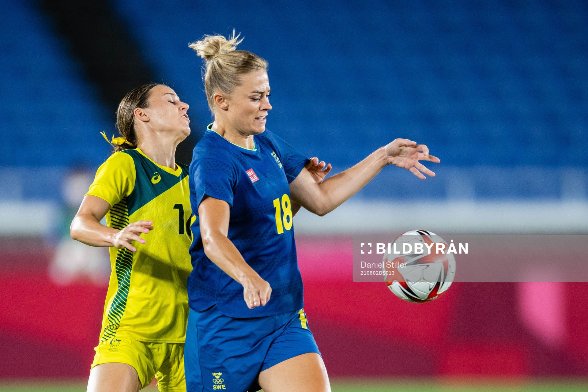 Hayley Raso of Australia and Fridolina Rolfö of Sweden in