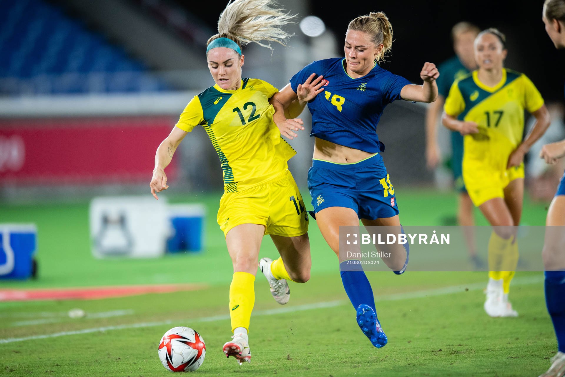 Ellie Carpenter of Australia and Fridolina Rolfö of Sweden