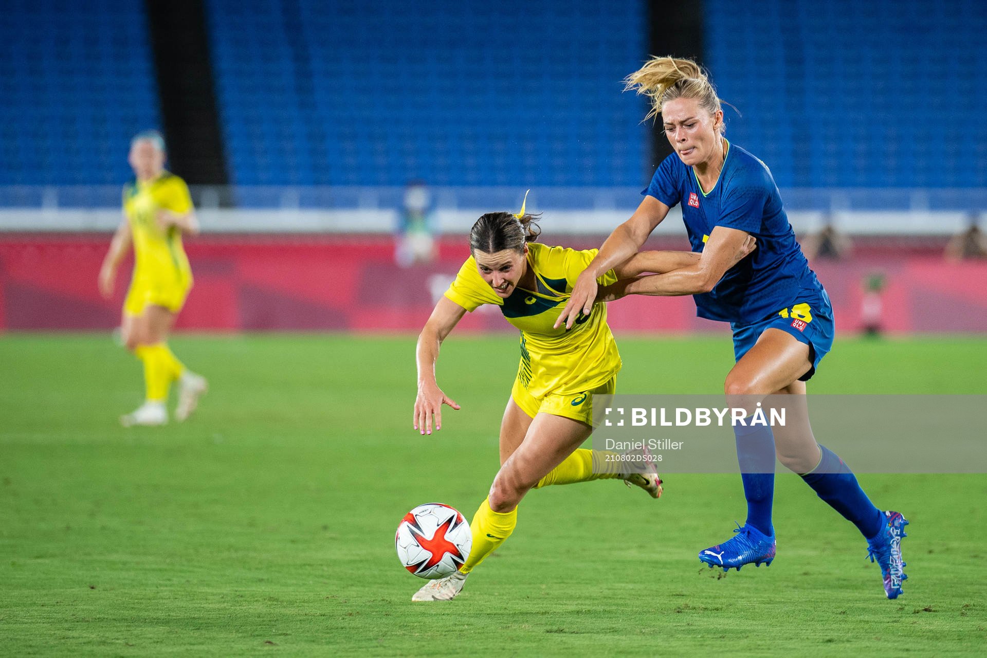Hayley Raso of Australia and Fridolina Rolfö of Sweden in