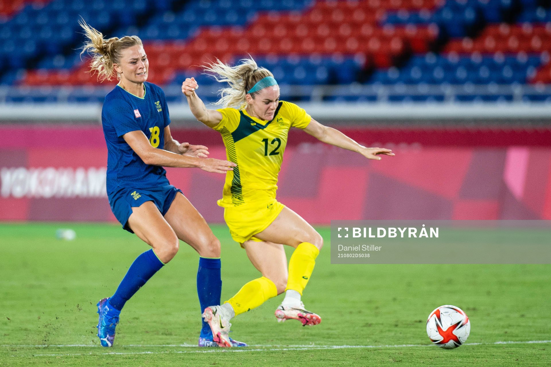 Fridolina Rolfö of Sweden and Ellie Carpenter of Australia